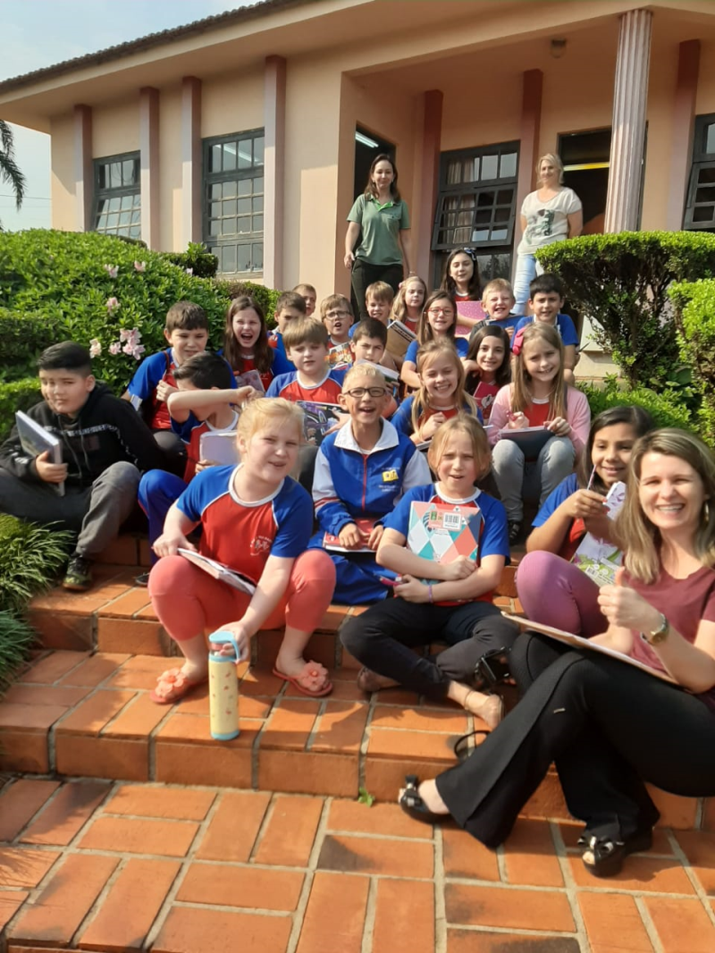  ALUNOS DO 4º ANO DA ESCOLA RUI BARBOSA VISITAM A CÂMARA DE VEREADORES
